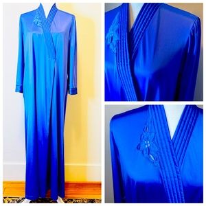 Vintage 80s Robe Collectibles by JC Penny Sz Small Blue Embroidered Long USA